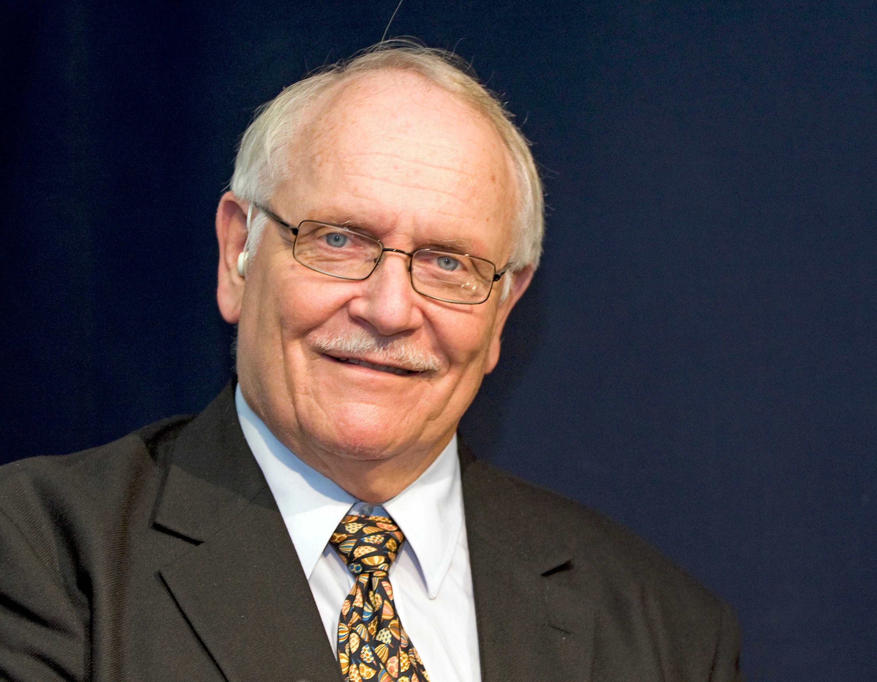 Oaklawn Park Announcer Terry Wallace retires after 37 years